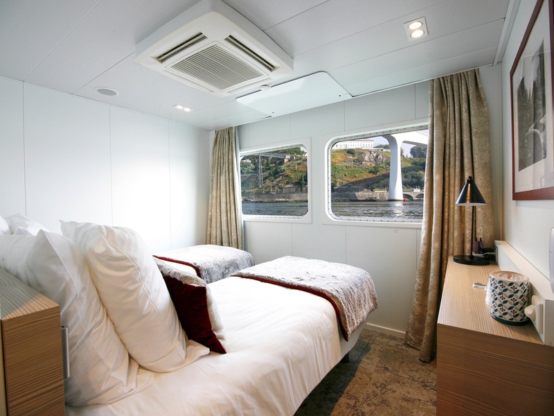 Main Deck 2 Adjustable Twin Beds CAT. C